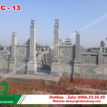 Cổng đá khu lăng mộ XCC-13