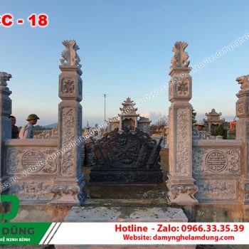Cổng đá khu lăng mộ XCC-18